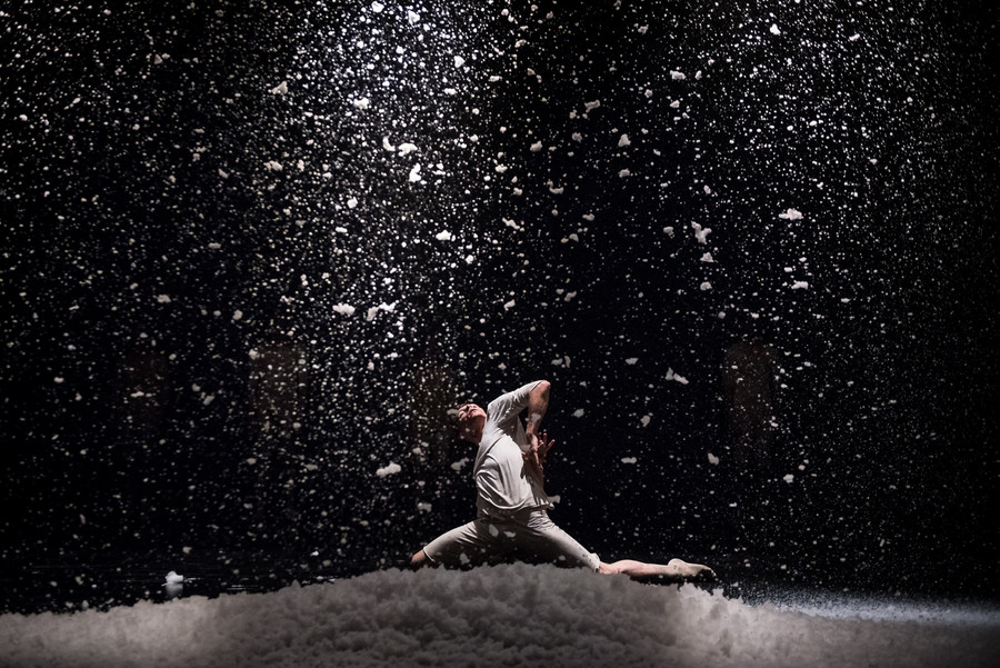 Contemporary dance performance photography / © Saša Huzjak / SHtudio.eu