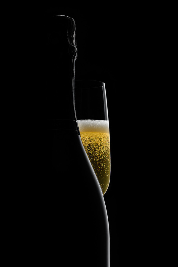 Minimalistic and luxurious photography for drinks and bottles / © Saša Huzjak / SHtudio.eu