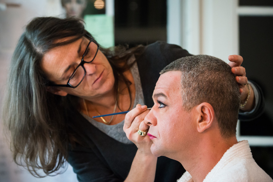 Fotografiranje na filmskem setu: make-up artist Ana Bulajić Črček in igralec Nebojša Glogovac, Ustava Republike Hrvaške (Ustav Republike Hrvatske) @ Zagreb, Hrvaška / © Saša Huzjak / SHtudio.eu