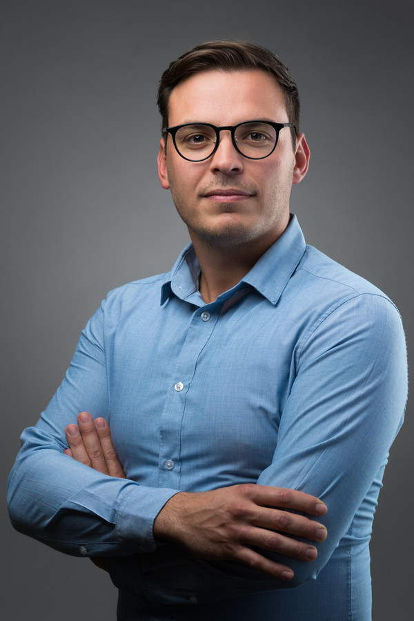 Poslovni portret v studiu ali na lokaciji / © Saša Huzjak / SHtudio.eu