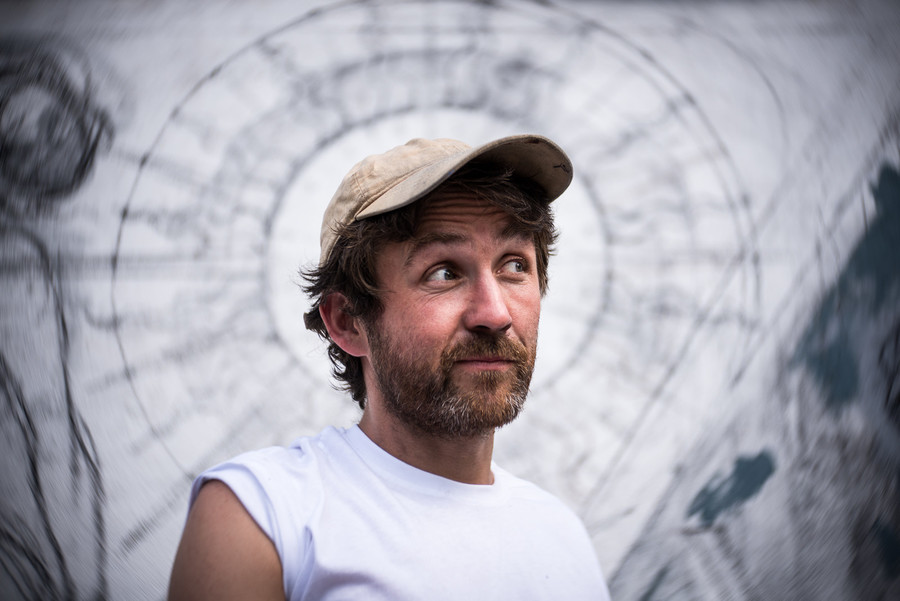 Portret na lokaciji: Niall Dooley, umjetnik / © Saša Huzjak / SHtudio.eu