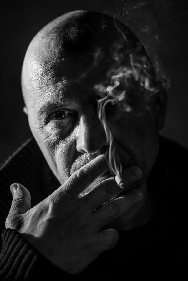 Studijski portret na lokaciji: Nikola Sekulović, glazbenik / © Saša Huzjak / SHtudio.eu