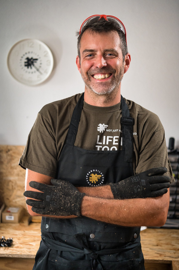 Environmental portrait photography on location at the client s workshop: Frano Bilano / &copy; Saša Huzjak / SHtudio.eu