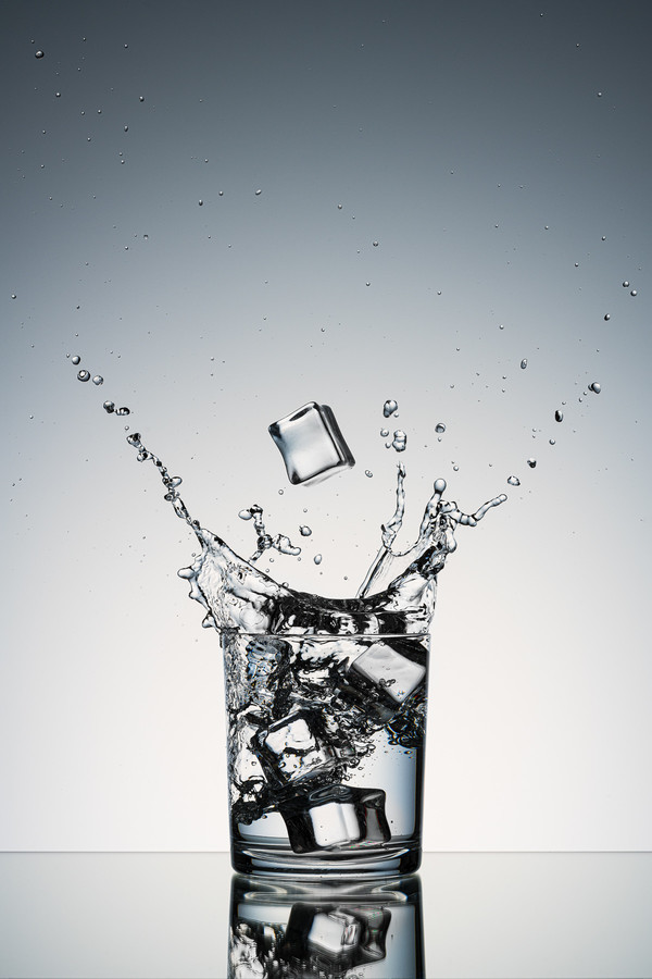 Dynamic drinks and beverages photography: ice drop in glass splash / © Saša Huzjak / SHtudio.eu