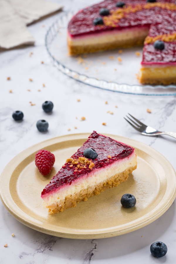Stylized food photography: Raspberries cheese cake / &copy; Saša Huzjak / SHtudio.eu