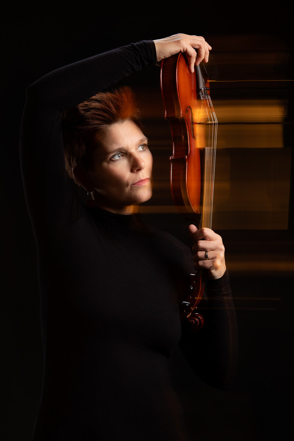 Professional promotional photography for musicians, performers and artists: Špela Huzjak / © Saša Huzjak / SHtudio.eu