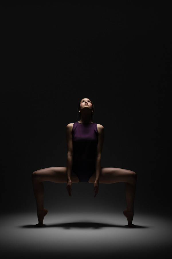 Professional studio dance photography for contemporary dancers – promotional and PR images created in a photo studio: Maša Bozovičar / &copy; Saša Huzjak / SHtudio.eu