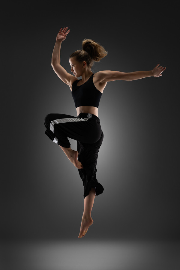 Promotional studio photo shoot for dancers and athletes – professional dance portraits for websites, press and social media: Tjaša Šramel / &copy; Saša Huzjak / SHtudio.eu