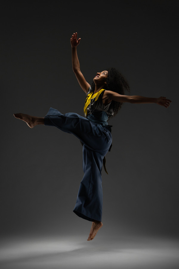 Dance portrait photography in studio – professional promotional images for dancers, performers and choreographers: Dalanda Diallo / &copy; Saša Huzjak / SHtudio.eu